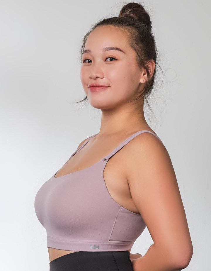 HOW- EFFORTLESS REwickMax™ Medium Impact Light Push Up Yoga Sports Bra Sports Bra Her own words SPORTS Dark Burnished Lilac XS