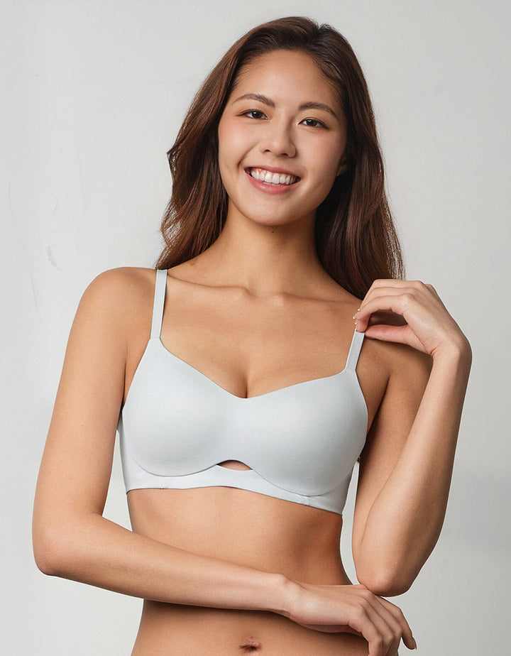 Her own words SIGNATURE W-support Non Wired Bra. A seamless, wireless lightly lined bra featuring petal-shaped REwickMax™ quick-dry cups and 360 stretch side wings for smooth support.